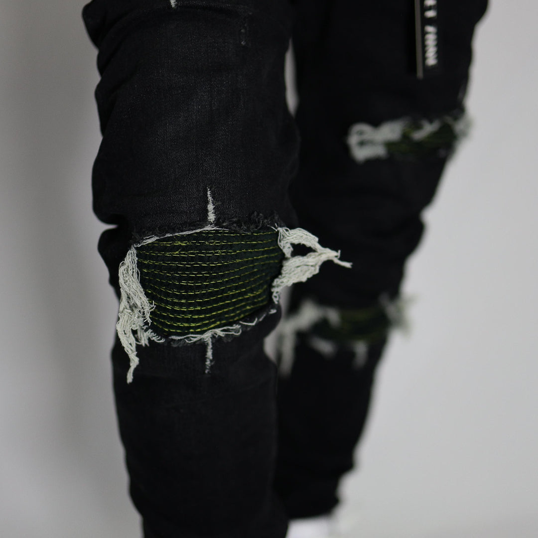 BLACK RIPPED JEANS